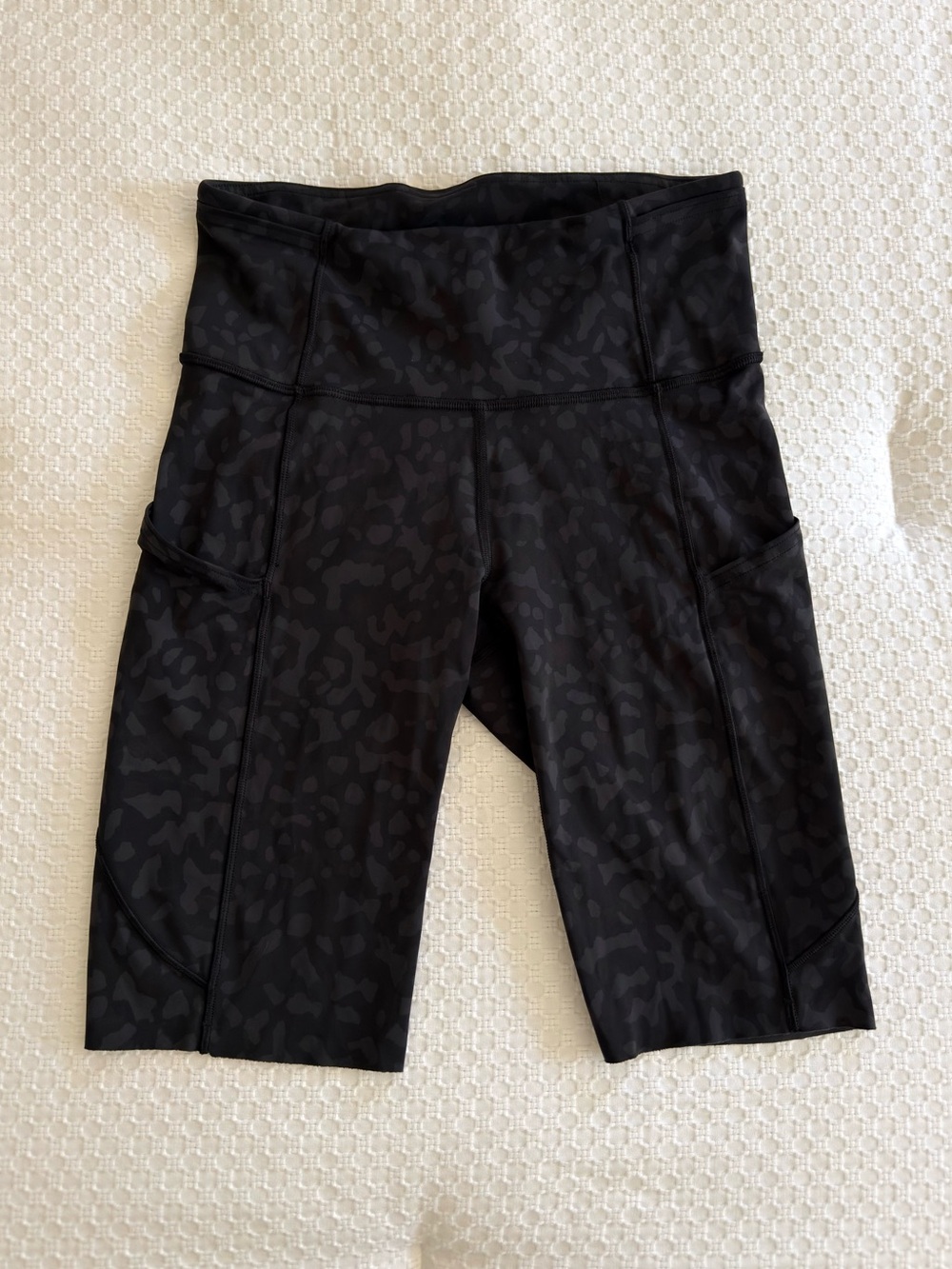 Lululemon Fast and Free Short 10” Leopard-Print High-Rise Bike Shorts Size 4 - Picture 5 of 8